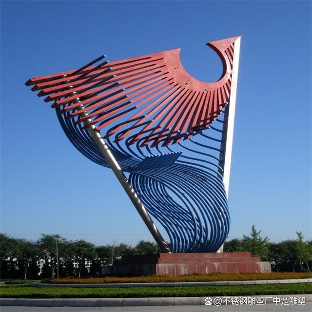 浴火重生 現(xiàn)代城市廣場(chǎng)中的不銹鋼鳳凰雕塑